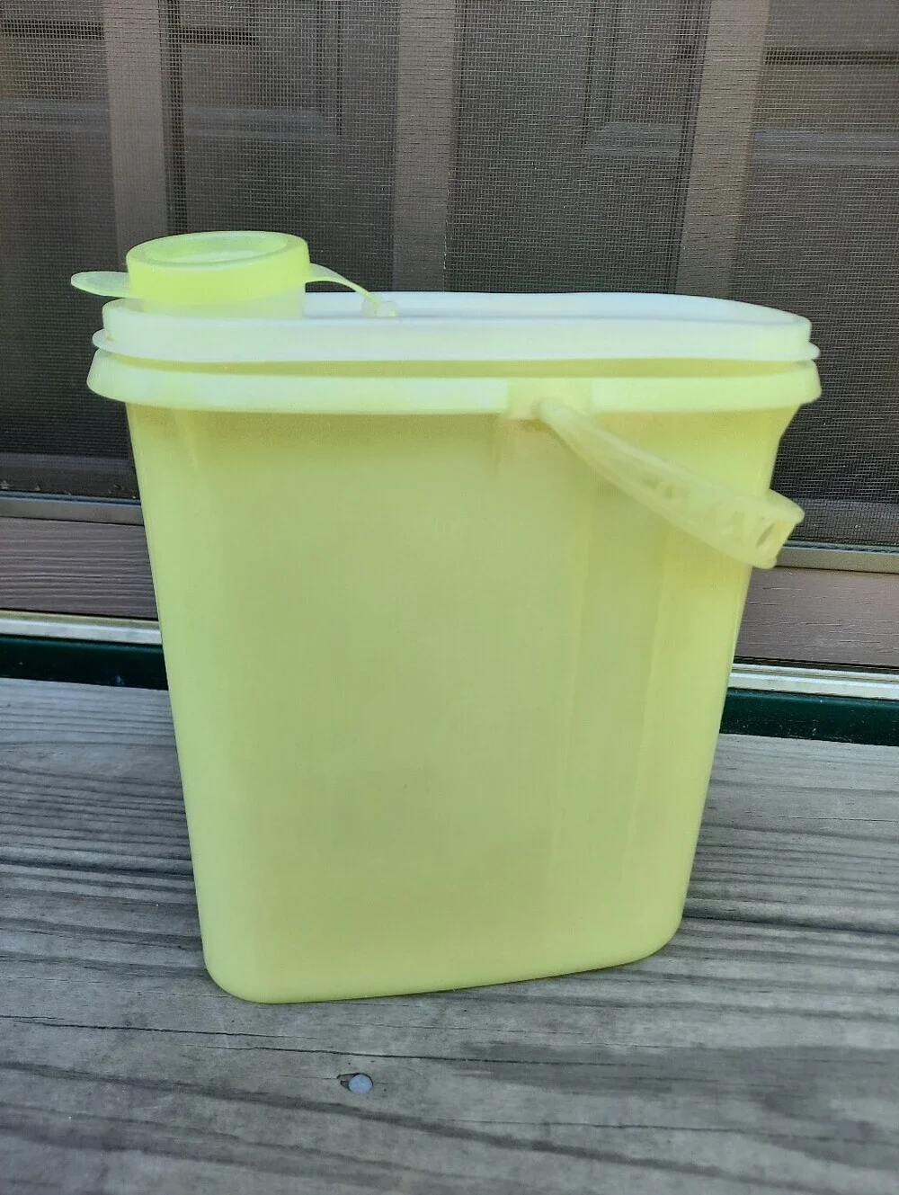 Vintage 1980s Tupperware Beverage Buddy Pitcher 2 Quart Yellow Plastic 587-10